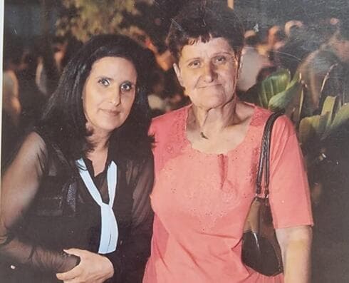 ״אם היא הייתה רואה ילד שרוצה משהו במכולת, ולאמא שלו אין אפשרות לקנות, היא הייתה אומרת לה ׳אין דבר, אני אקנה לו׳. כל הזמן הלב שלה רצה לתת. אם מישהו ביקש ממנה משהו, היא בחיים לא אמרה ׳לא׳״.
(חביבה עם אחותה דפנה. צילום: באדיבות המשפחה) דפנה כהן עם חביבה ושדי
