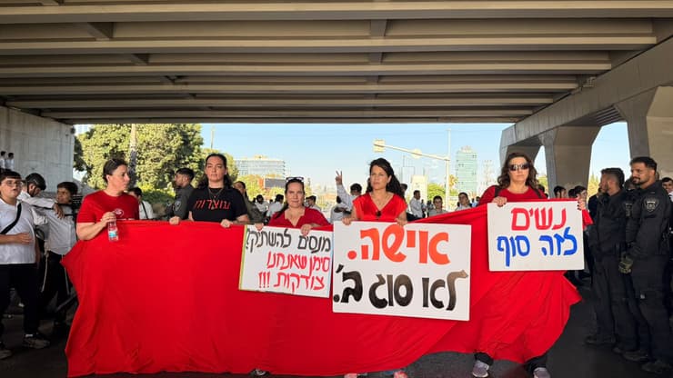 מתמודדות הדמוקרטים מפגינות סמוך לחסימת חרדים (צילום: מיה פרידמן) מתמודדות הדמוקרטים, מורן זר קצנשטיין, לי הופמן אגיב והדס רגולסקי מפגינות בסמוך למוקד הפגנות החרדים