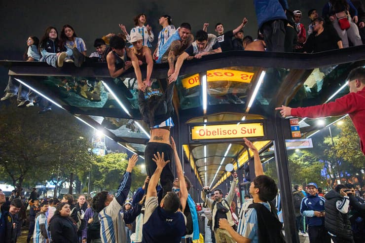 כל תחנת אוטובוס "נכבשה" בבאונוס איירס אחרי הניצחון (צילום: AP Photo/Rodrigo Abd) כל תחנת אוטובוס "נכבשה" בבאונוס איירס אחרי הניצחון