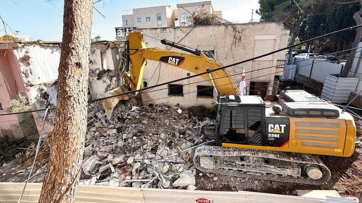 "כאב ראש ליזם". הריסה בפרויקט התחדשות עירונית בחיפה של חברת שובל (צילום: סבסטיאן חבס) "כאב ראש ליזם". הריסה בפרויקט התחדשות עירונית בחיפה של חברת שובל