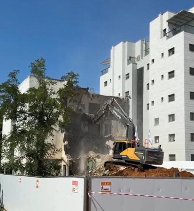 "הסיכון לביטולי עסקאות נותר נמוך יחסית". הריסה של בניין ישן בהוד השרון במסגרת התחדשות עירונית (צילום: אמבר אלון) "הסיכון לביטולי עסקאות נותר נמוך יחסית". הריסה של בניין ישן בהוד השרון במסגרת התחדשות עירונית