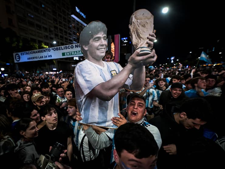 מחווה גם לדייגו (צילום: Marcelo Endelli/Getty Images) מחווה גם לדייגו