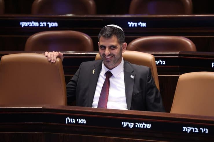 "השר נצור בביתו עם משפחתו". שלמה קרעי (צילום: אלכס קולומויסקי ) שלמה קרעי במליאת הכנסת