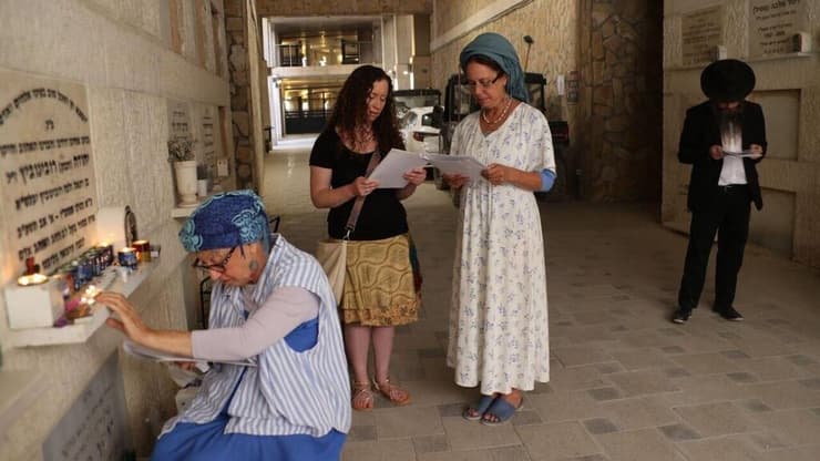 מתוך המפגש בבית העלמין (צילום: מוטי קמחי) יהודה רובינוביץ', ג'רמי פלדמן