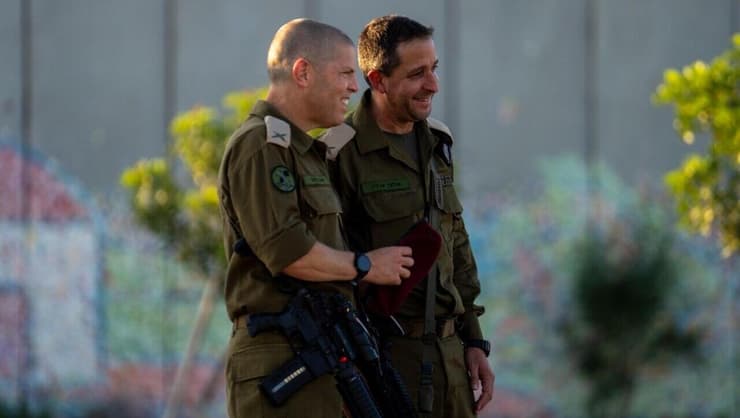 תא"ל צורי ותא"ל ברונר (צילום: דובר צה"ל ) תת-אלוף אלעד צורי שנכנס לתפקיד מפקד עוצבת "הבזק" (99) במקומו של תת-אלוף יואב ברונר