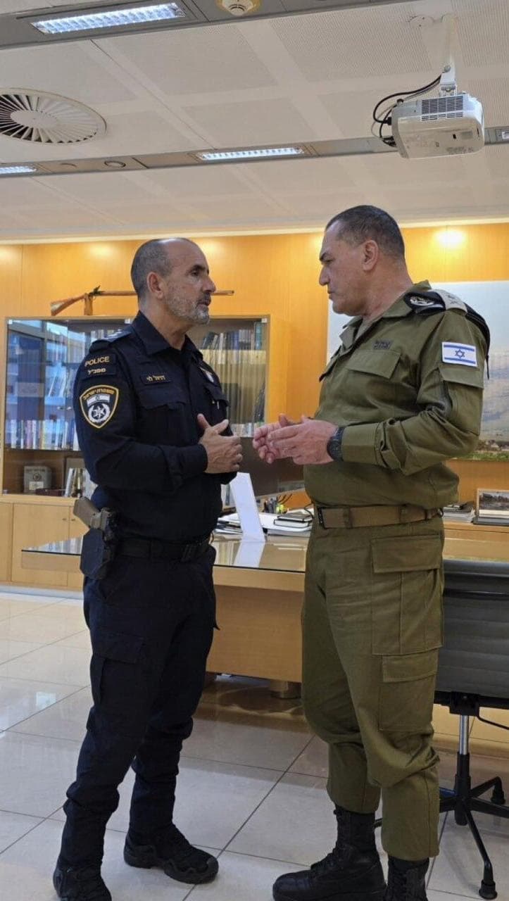 מפכ״ל המשטרה, רב ניצב דני לוי, והרמטכ״ל, רב אלוף אייל זמיר, בפגישת עבודה במטרה  לחזק את שיתופי הפעולה בין משטרת ישראל לצה״ל