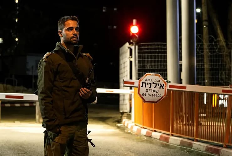 גל במשמרת קצין תורן במפקדת פיקוד העורף ברמלה (צילום: אודי הלר) גל במשמרת קצין תורן במפקדת פיקוד העורף, רמלה