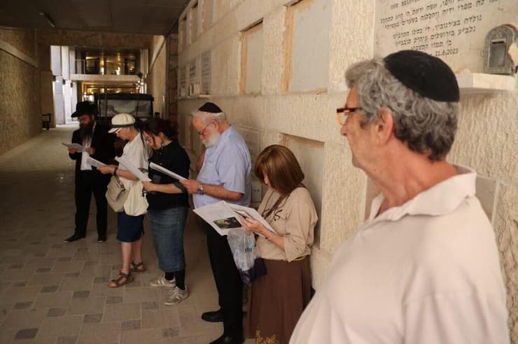 המפגש בין משפחתו של יהודה לבין ג'רמי פלדמן בבית העלמין (צילום: מוטי קמחי) יהודה רובינוביץ', ג'רמי פלדמן