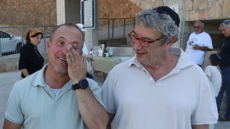 המפגש בין משפחתו של יהודה לבין ג'רמי פלדמן (צילום: מוטי קמחי) יהודה רובינוביץ', ג'רמי פלדמן