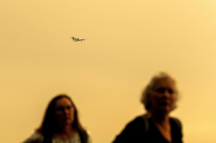 ליד נמל התעופה בטורונטו. מדד +10 (צילום: REUTERS/Carlos Osorio) קנדה שריפות עשן טורונטו