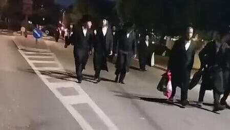 "משתינים לנו ברחובות". מפגינים שהגיעו היום לכפר יונה (צילום: ריקי מעיין) תיעוד: חרדים, חסידי צאנז חוצים וחוסמים את כביש הגישה בכפר יונה אל שכונת גבעת אלונים בדרכם להפגנה מחוץ לכלא 10 כנגד מעצר עריקים וחוק הגיוס
