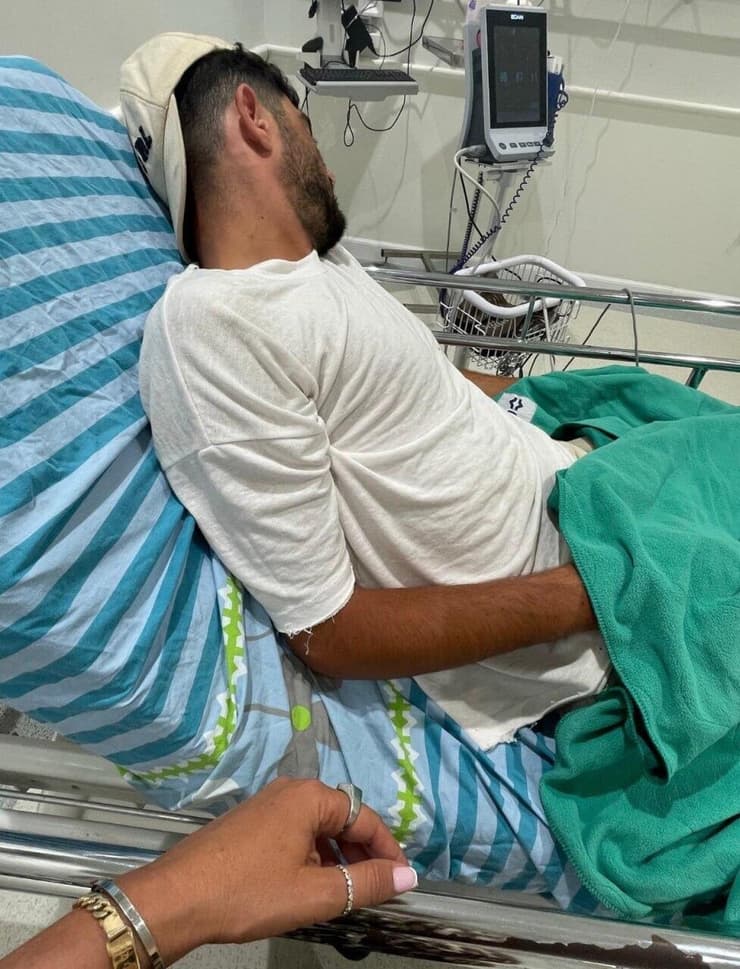 אלעד בבית החולים לאחר התקף נוסף. "שלוש שנים של לחץ, פחד ודריכות" (צילום: באדיבות המשפחה) אלעד עמוס חסון ביחד עם אימו אמא שלו