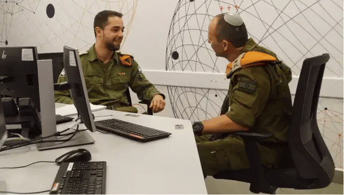 גל עם האלוף שי קלפר במבצע "שאגת הארי" (צילום: אודי הלר) עם אלוף שי קלפר במבצע "שאגת הארי"