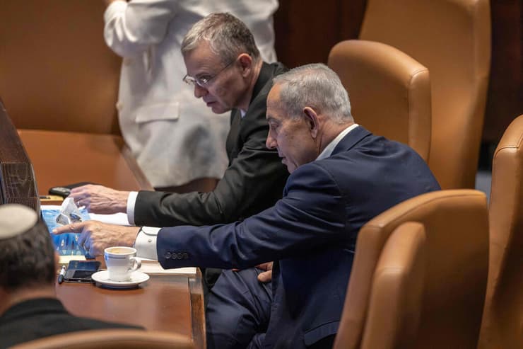 ראש הממשלה נתניהו והשר יריב לוין. לא התייחסו לאפשרות של טעות (צילום: Ilia Yefimovich / AFP) מליאת הכנסת