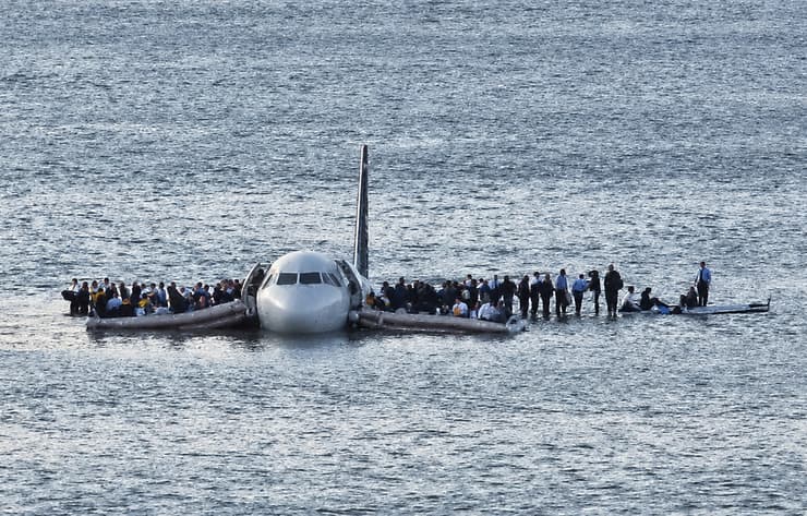 טיסה 1549, דקות לאחר נחיתת החירום. נהר הדסון, ניו יורק