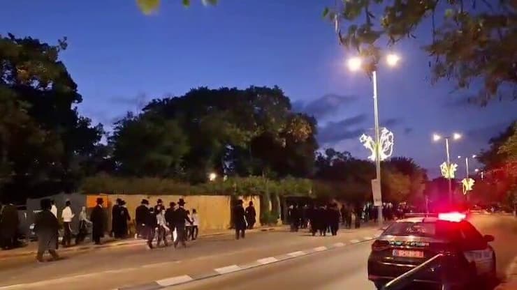 "קוראים לכולם להתעורר". מפגינים חרדיים בדרך לכפר יונה (צילום: ריקי מעיין) תיעוד: חרדים, חסידי צאנז חוצים וחוסמים את כביש הגישה בכפר יונה אל שכונת גבעת אלונים בדרכם להפגנה מחוץ לכלא 10 כנגד מעצר עריקים וחוק הגיוס