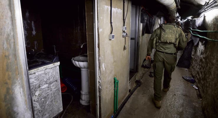בול פגיעה: אחד מחדרי השירותים והמקלחות שנחצבו בסלע
