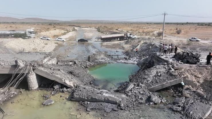 הגשרים בציר בנדר עבאס-לאר ובאזור העיר בנדר חמיר שהותקפו על ידי ארה"ב