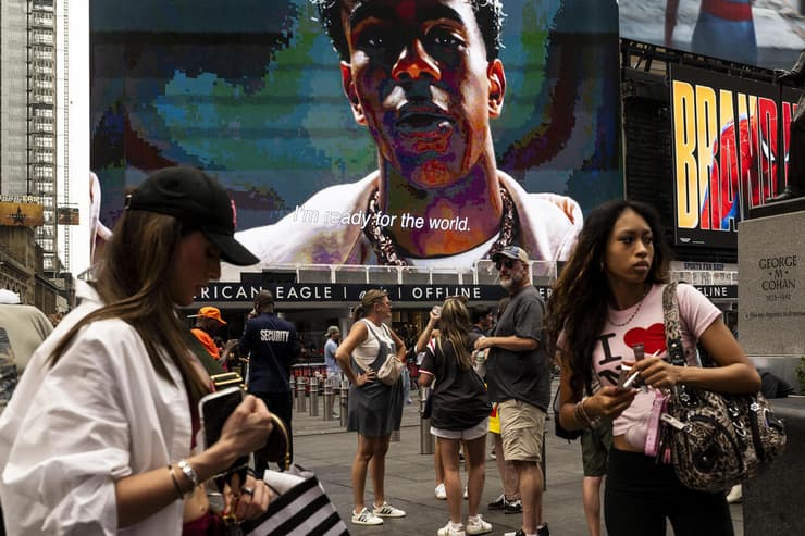 גם ימאל (צילום: David Ramos/Getty Images/AFP) לאמין ימאל טיימס סקוור
