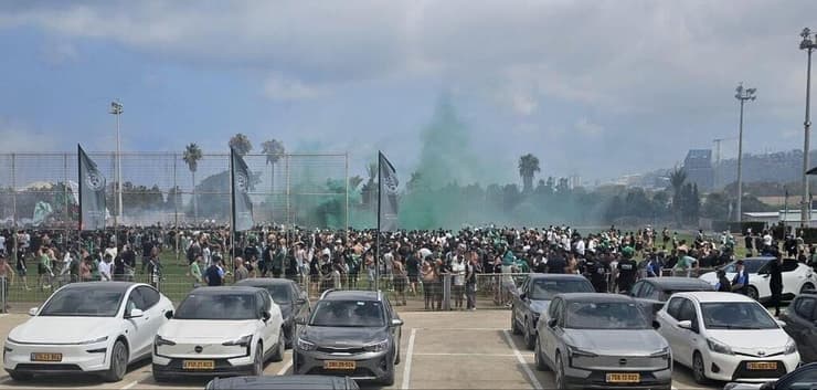 אוהדי מכבי חיפה באימון הפתיחה (צילום פרטי) אוהדי מכבי חיפה באימון הפתיחה