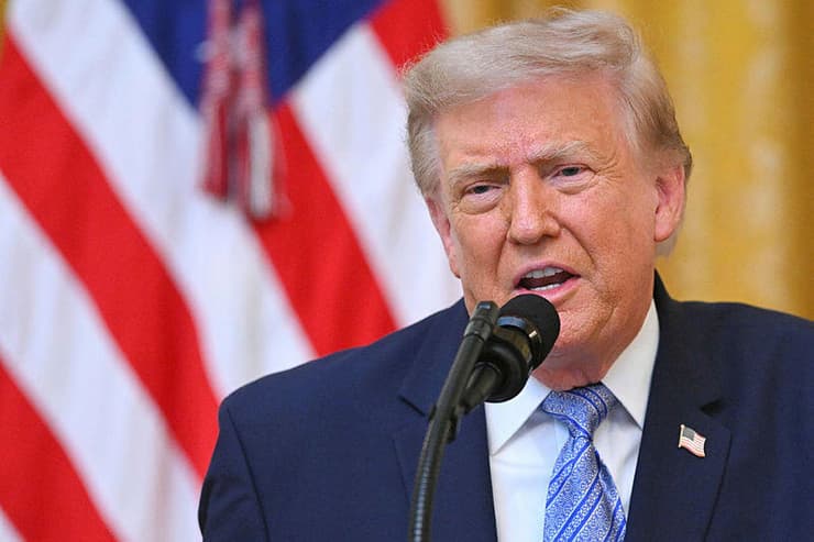טראמפ דווקא בירך, וטען: "הם רוקדים ברחובות!" (AP) טראמפ נאום מצב האומה