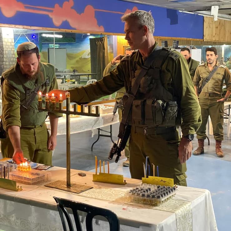 אל"מ (במיל') אילן שפירא מדליק נרות חנוכה במטולה, לצדו סרן (במיל') הרב אבי גולדברג ז"ל. דצמבר 2023 (צילום: יואב וינטרוב) אל"מ (במיל') אילן שפירא מדליק נרות חנוכה במטולה, לצדו סרן (במיל') הרב אבי גולדברג ז"ל, כסלו תשפ"ד, דצמבר 2023