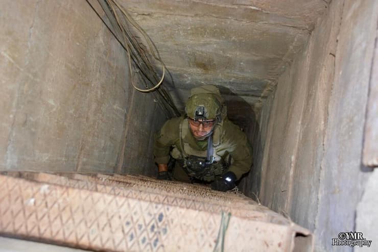 אל"מ יניב מלכה בכניסה למנהרה שבה שהה מחבל חזבאללה שנלקח בשבי (צילום: יוסי מאירי) מחלקה 2, פלוגה א, גדוד 8207, על רקע הבית שבו נפל מפקדם