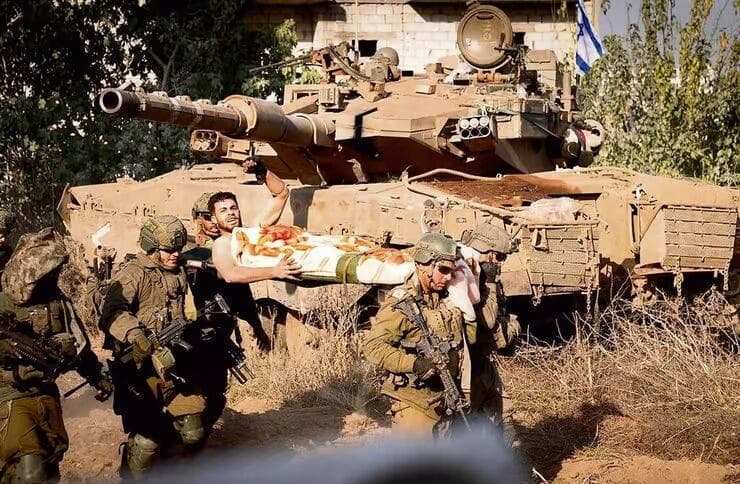 רס"ר (במיל') איתי פוקס מגדוד 8207, מפונה עם אגרוף מונף באוויר, במהלך הקרב בעייתרון (צילום: דו"צ) רס"ר (במיל') איתי פוקס, גדוד 8207, מפונה עם אגרוף מונף באוויר, במהלך הקרב בעייתרון