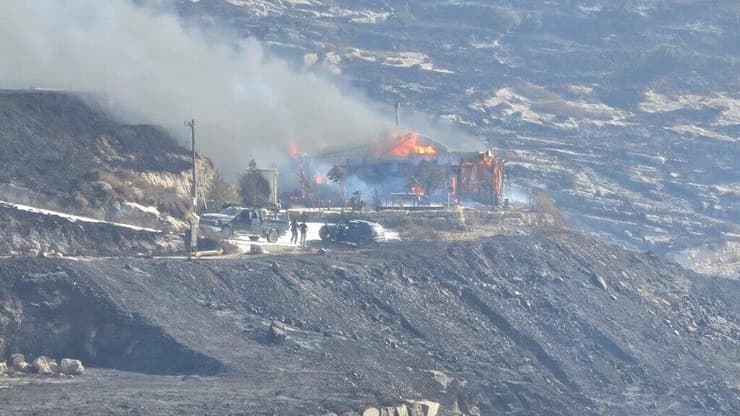 מבנה עולה באש בחוות גלעד (צילום: דוברות כבאות והצלה) שריפה סמוך לחוות גלעד