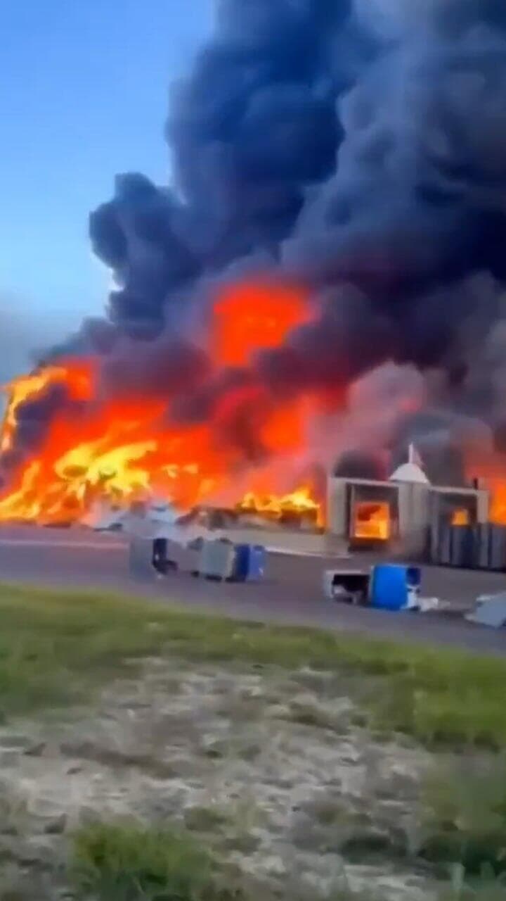 מתקן נפט רוסי עולה באש בחודש שעבר, בעוד מתקפת כטב"מים רוסית תקיפת רחפנים במוסקבה