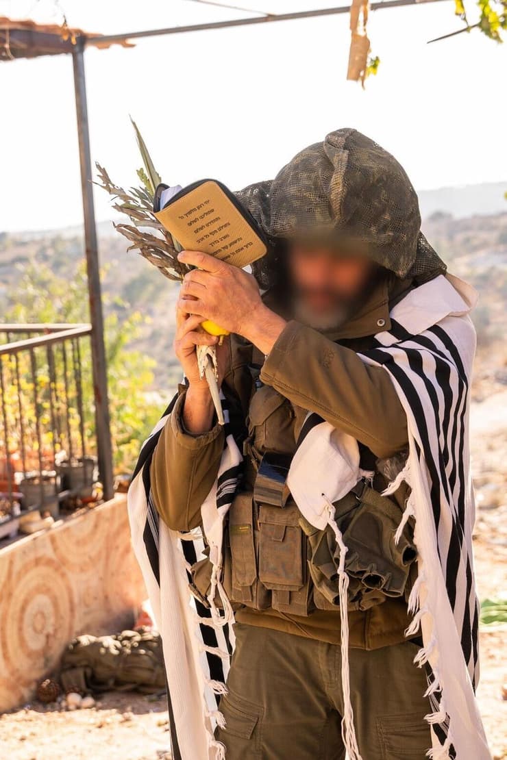 לוחם מילואים מחטיבת אלון מתפלל בתוך לבנון, סוכות תשפ"ה (צילום: דו"צ) סוכות תשפ"ה בלבנון
