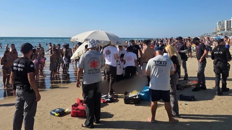 האישה פונתה במצב אנוש לבית החולים. הזירה בבת ים (צילום: תיעוד מבצעי מד"א) אישה טבעה בחוף הסלע בבת ים