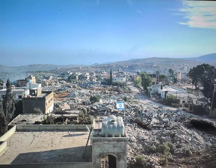 דגל ישראל בין הריסות הכפר בליידא, דרום לבנון (צילום:גל אבטליון) דגל ישראל בין הריסות הכפר בליידא, דרום לבנון