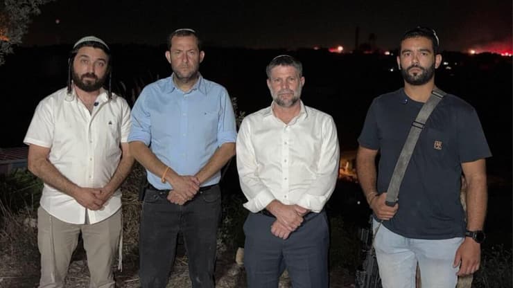 "לתת גב לחלוצים". סמוטריץ', דגן וסוכות בחוות גלעד (צילום: חוות גלעד) שר האוצר בצלאל סמוטריץ' עם יוסי דגן וצבי סוכות בחוות גלעד