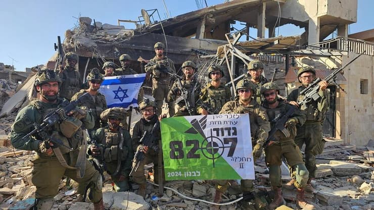 מחלקה 2, פלוגה א', גדוד 8207, על רקע הבית שבו נפל מפקדם (צילום: גלעד אליצור) מחלקה 2, פלוגה א, גדוד 8207, על רקע הבית שבו נפל מפקדם