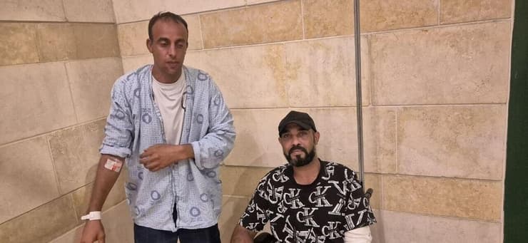 חוסין עמאש והאשם ג'ורבאן (צילום:חסן שעלאן) שוטרים תקפו גבר אזוק בג'סר א-זרקא