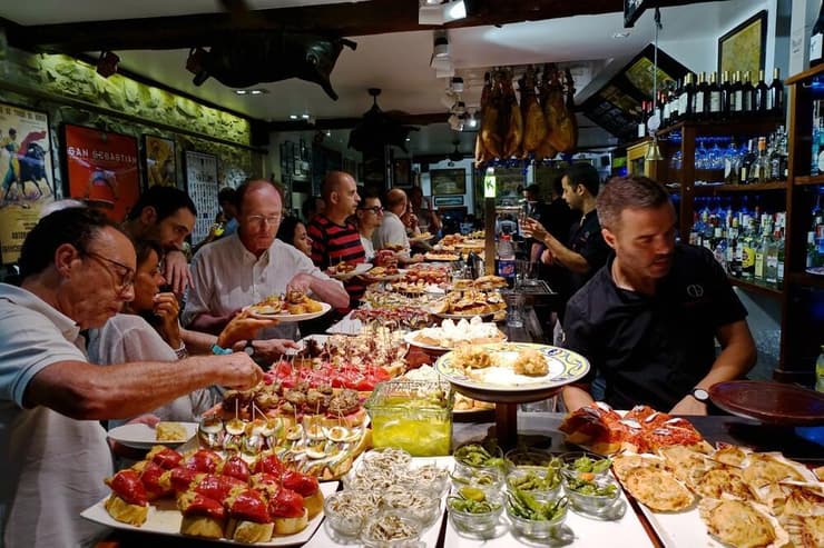 בר פינצ'וס בסן סבסטיאן, עם מנות הפתיחה המסורתיות של חבל הבאסקים (צילום: MikeDotta / shutterstock) בר פינצ'וס בסן סבסטיאן, עם מנות הפתיחה המסורתיות של חבל הבאסקים