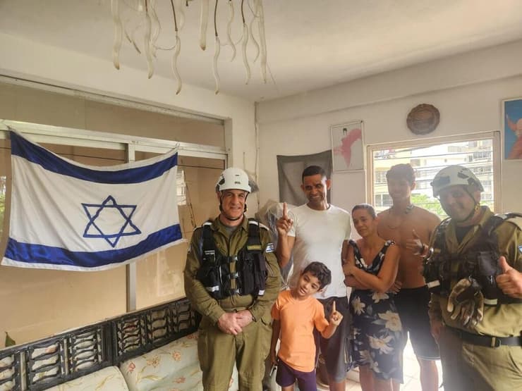 "ביטוי לקשר האנושי שנוצר במהלך המשימה". המשלחת מישראל בבית המשפחה בוונצואלה ה משלחת מ ישראל בבית של משפחה ב ונצואלה שהכינו דגל ישראל לכבוד המשלחת