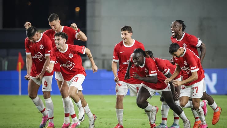 שחקני הפועל ת"א חוגגים (צילום: עוז מועלם) שחקני הפועל ת"א חוגגים