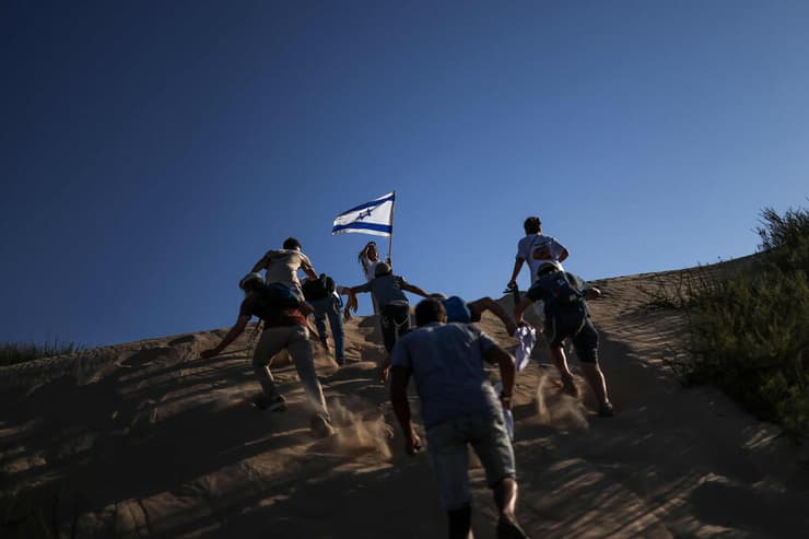 צעדת אנשי ימין לעבר עזה (צילום: Ilia YEFIMOVICH / AFP) צעדת אנשי ימין לעבר עזה