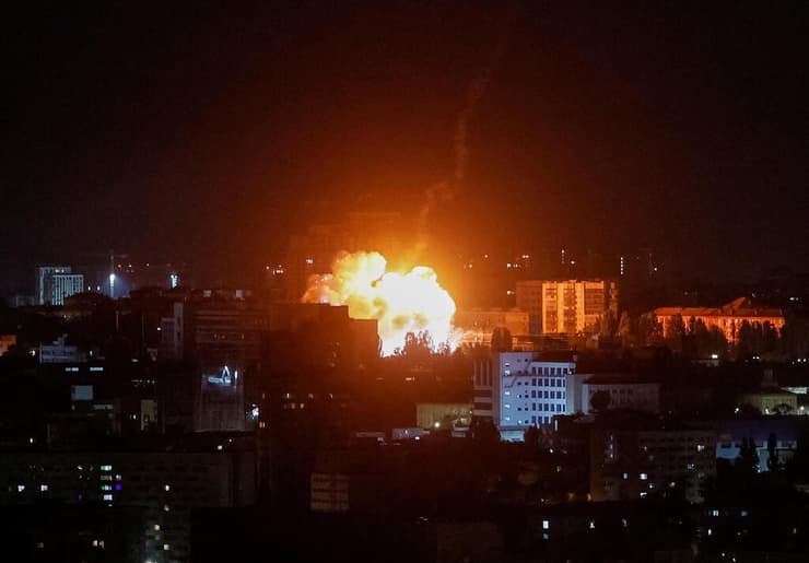 פיצוץ שתועד בבירה האוקראינית במהלך המתקפה הרוסית הנרחבת (צילום: REUTERS/Gleb Garanich) קייב אוקראינה מתקפת טילים של רוסיה
