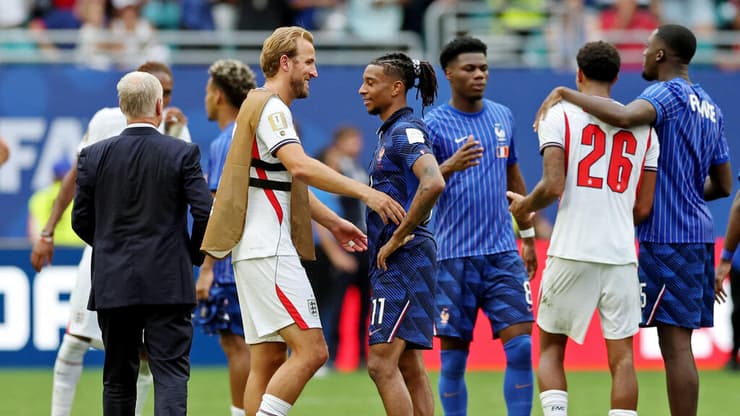משחק היסטורי (צילום: REUTERS/Paul Childs) שחקני נבחרת צרפת עם שחקני נבחרת אנגליה