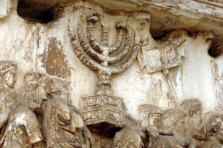 תבליט מנורת המקדש בשער טיטוס ברומא (צילום: עמוס בן גרשום, לע"מ) תבליט המנורה בשער טיטוס ברומא