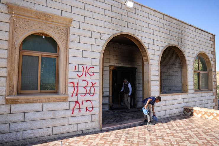 כתובת "אני עצור בית", על המסגד שהוצת (צילום: HAZEM BADER / AFP) ההרס במסגד שהוצת על ידי מתנחלים במסאפר יטא