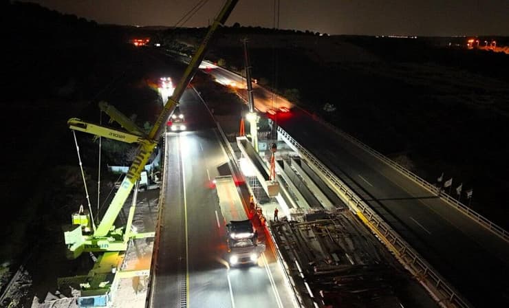 הנפת גשר אלונה בכביש 6 (צילום: ח.פ.ת) הנפת גשר אלונה - הרחבת כביש 6