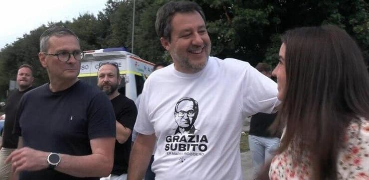 מתיאו סלביני עם חולצה הקוראת לשחרורו של רוג'רו. קורא לנשיא מטארלה להעניק חנינה מתיאו סלביני עם חולצה הקוראת לשחרורו של מריו רוג'רו שנכלא בגין ירי למוות בשודדים בחנות תכשיטים איטליה
