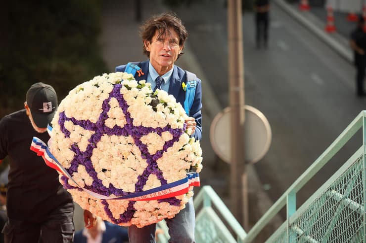 ארנו קלרספלד, בנו של ציד הנאצים סרז' קלרספלד, מגיע לטקס (צילום: AP Photo/Thomas Padilla) ארנו קלרספלד, בנו של ציד הנאצים סרז' קלרספלד, מגיע לטקס