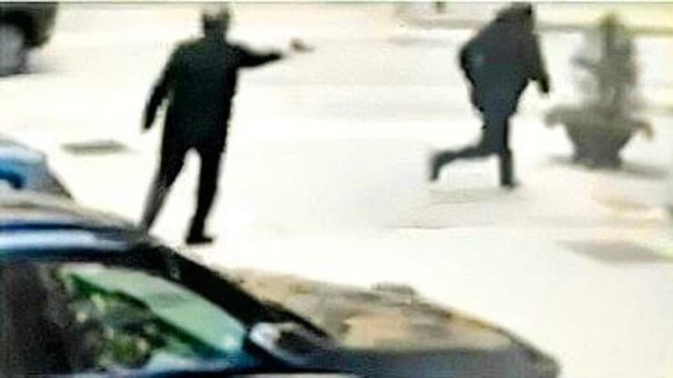 תיעוד הרגע שבו רוג'רו ירה באחד הפורצים שניסו לברוח. "גם השוטר, גם השופט וגם המוציא להורג", קבעו השופטים מריו רוג'רו יורה בפורצים שברחו אחי ששדדו חנות שלו ב איטליה בעיירה גרינזאנה בשנת 2021