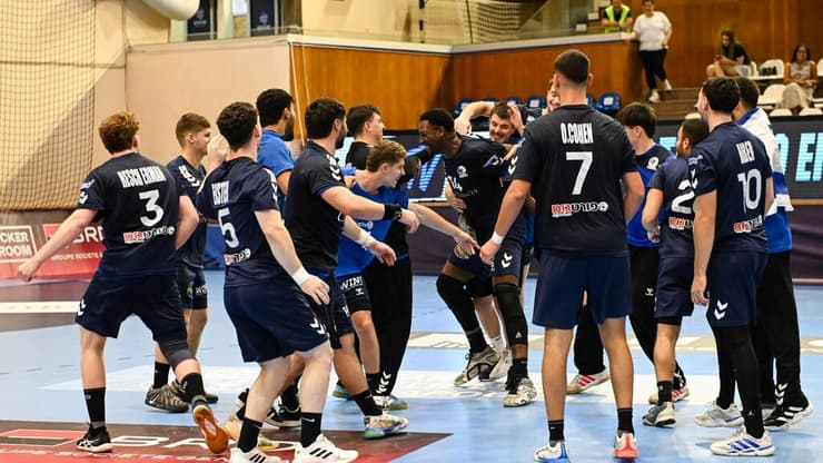 הישג ענק. שחקני נבחרת העתודה חוגגים (צילום: ehf) נבחרת עתודה כדוריד