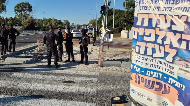 שוטרים ערוכים בניסיון למנוע כניסה לרצועת עזה (צילום: הרצל יוסף) צעדת אנשי ימין לעבר עזה
